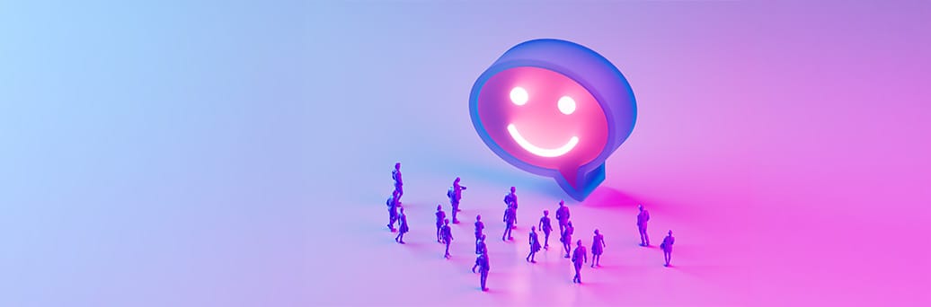 Kleine Menschenfiguren gehen auf eine leuchtende Sprechblase mit Smiley zu.
